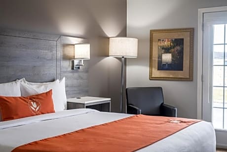 1st floor king room with one king bed drive up