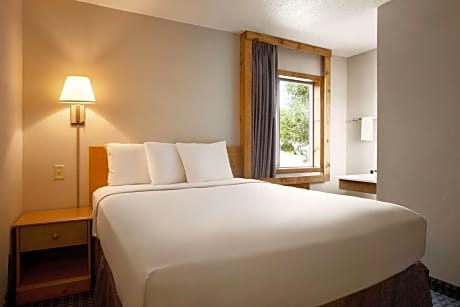 1 Queen Bed Mobility/Hearing Impaired Accessible Room Non-Smoking