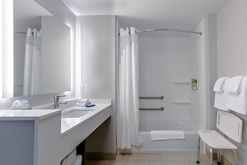 Holiday Inn Express Calhoun South By IHG