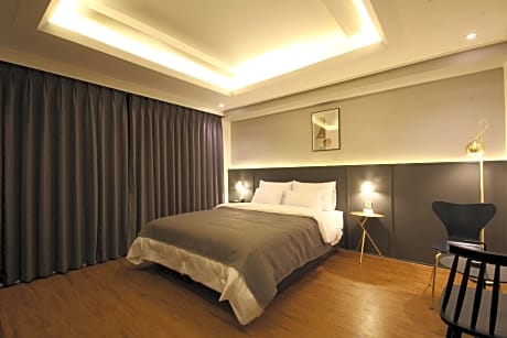 Deluxe Double - Check-In at 6 PM