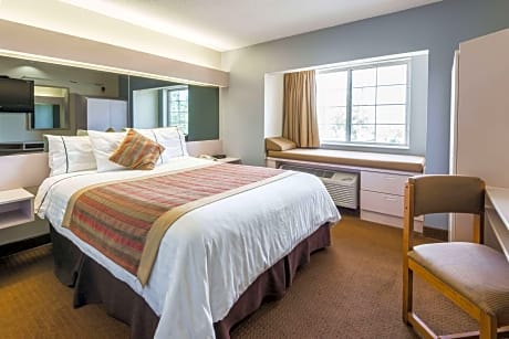 1 Queen Bed Mobility Accessible Room Non-Smoking