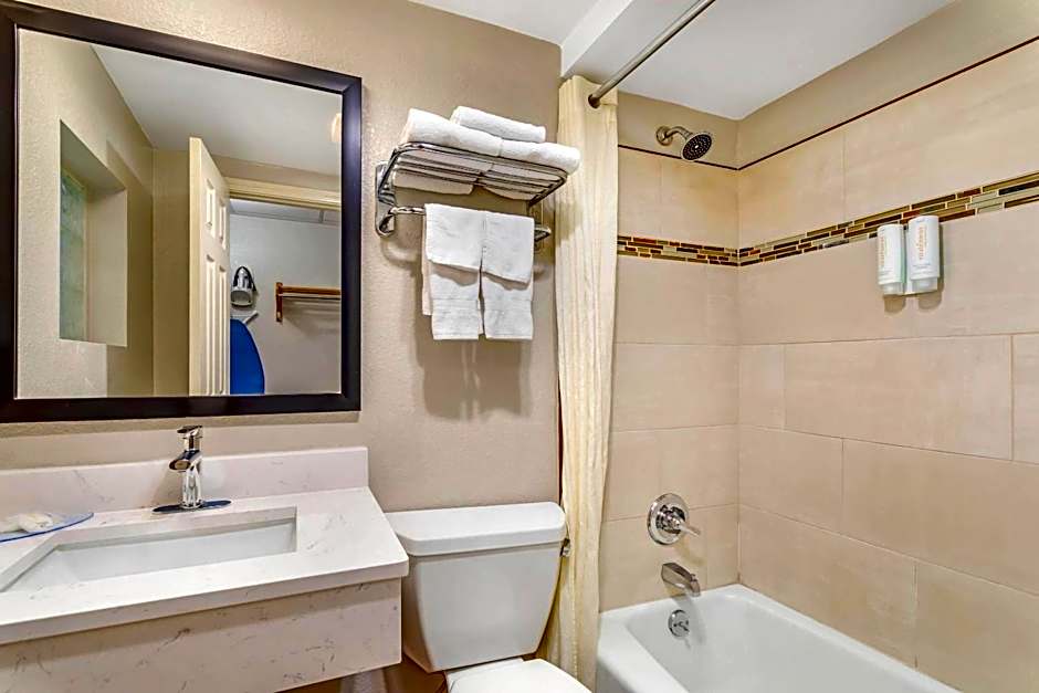 Econo Lodge Inn & Suites At The Conference Center