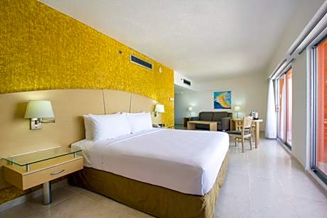Junior Suite, 1 King Bed, Balcony, Partial Ocean View