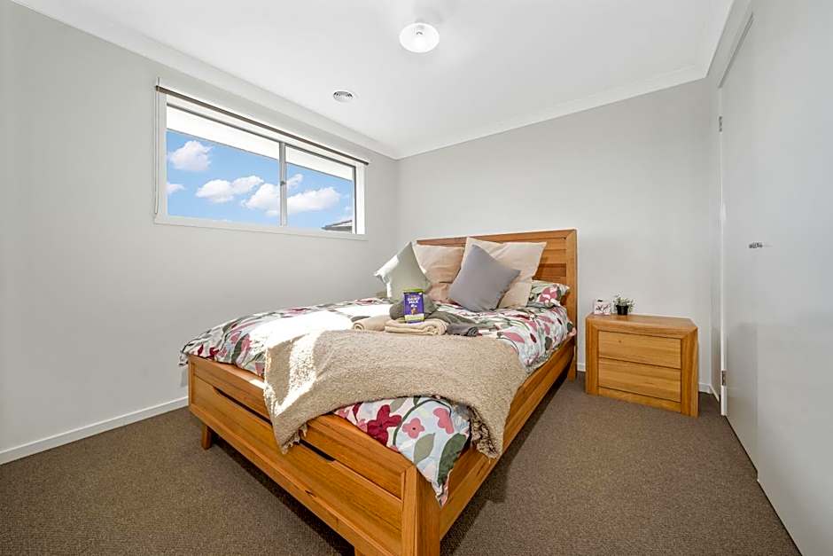 Charming Cozy Stylish Unique Retreat, Steps from Alira Village Mall, Park