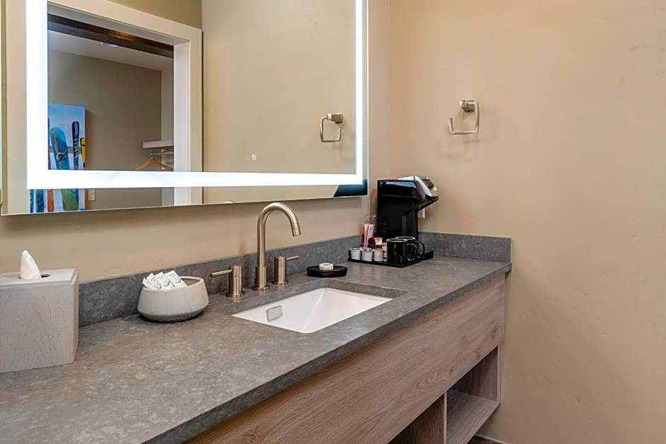 Ski Inn Taphouse Hotel