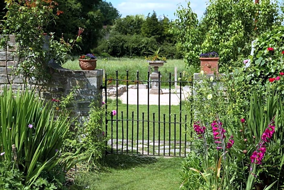 The Potting Shed, self contained, detached retreat in Shapwick village