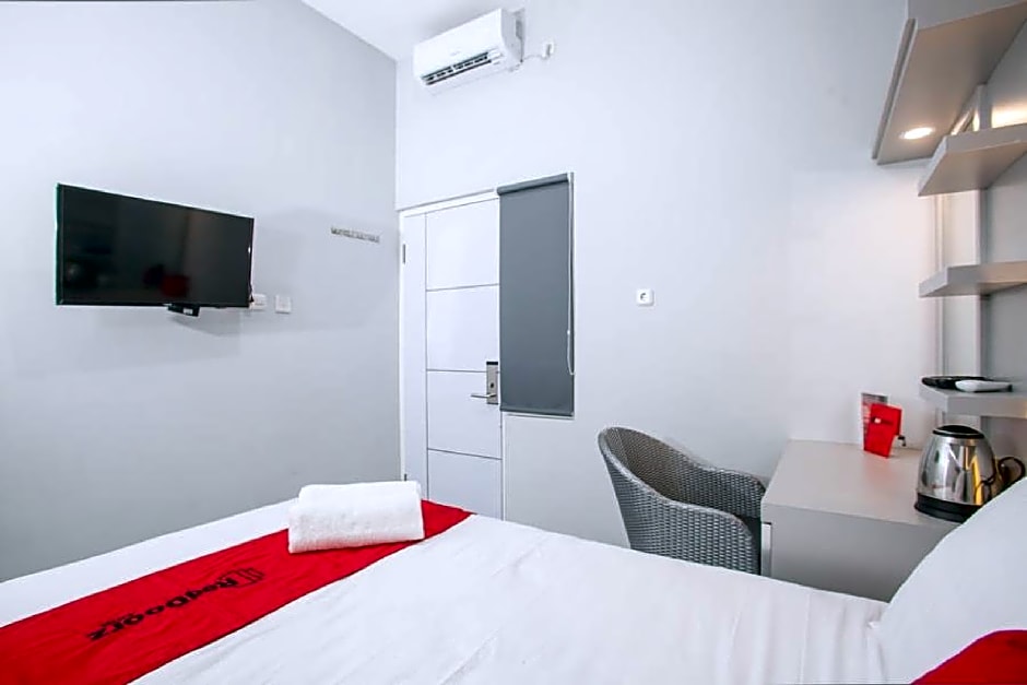 RedDoorz Plus near Politeknik Negeri Malang