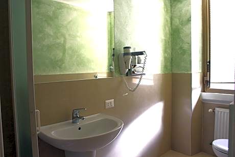 Standard Twin Room (2 Twin Beds)