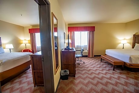 Suite - 3 Queen Beds  Non-Smoking Two Bedrooms Sofabed Microwave And Refrigerator Full Breakfast
