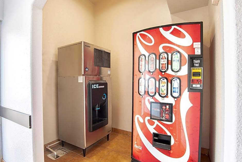 OYO Townhouse Clute Lake Jackson