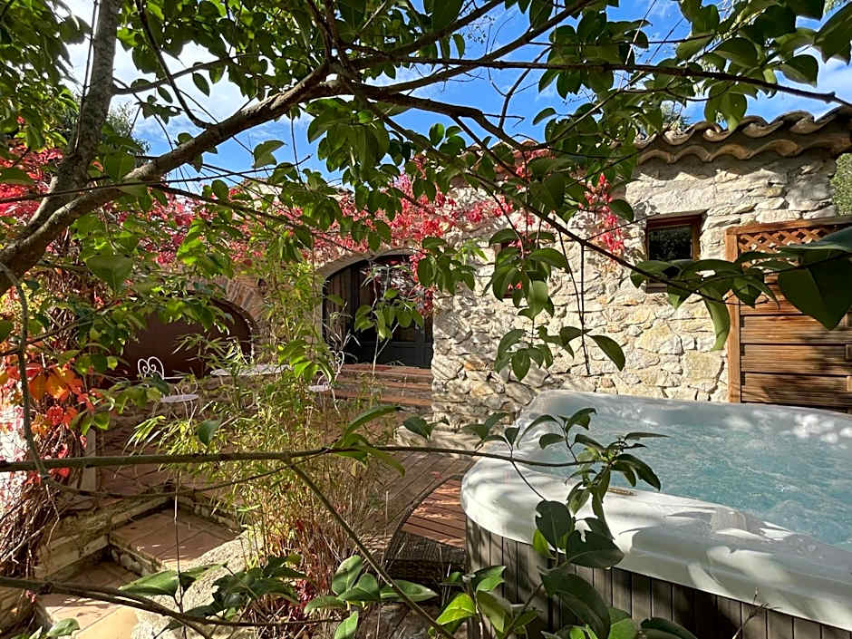 L Amourier chambres charme et confort avec Jacuzzi ou baignoire XXL