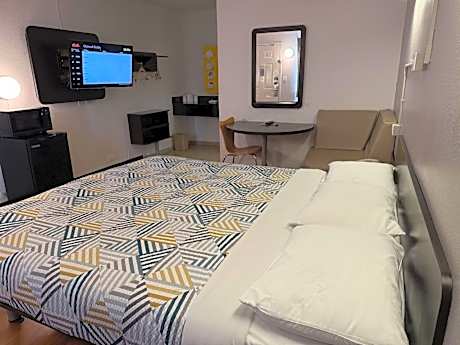 King Room with Roll-in Shower - Disability Access - Non-Smoking