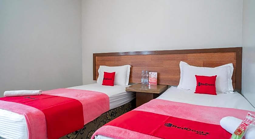 RedDoorz Syariah Near Tugu Dodol Kandangan