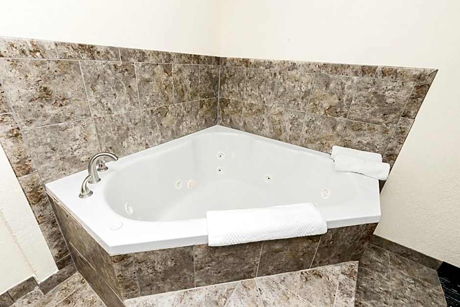 Quality Inn & Suites Marinette