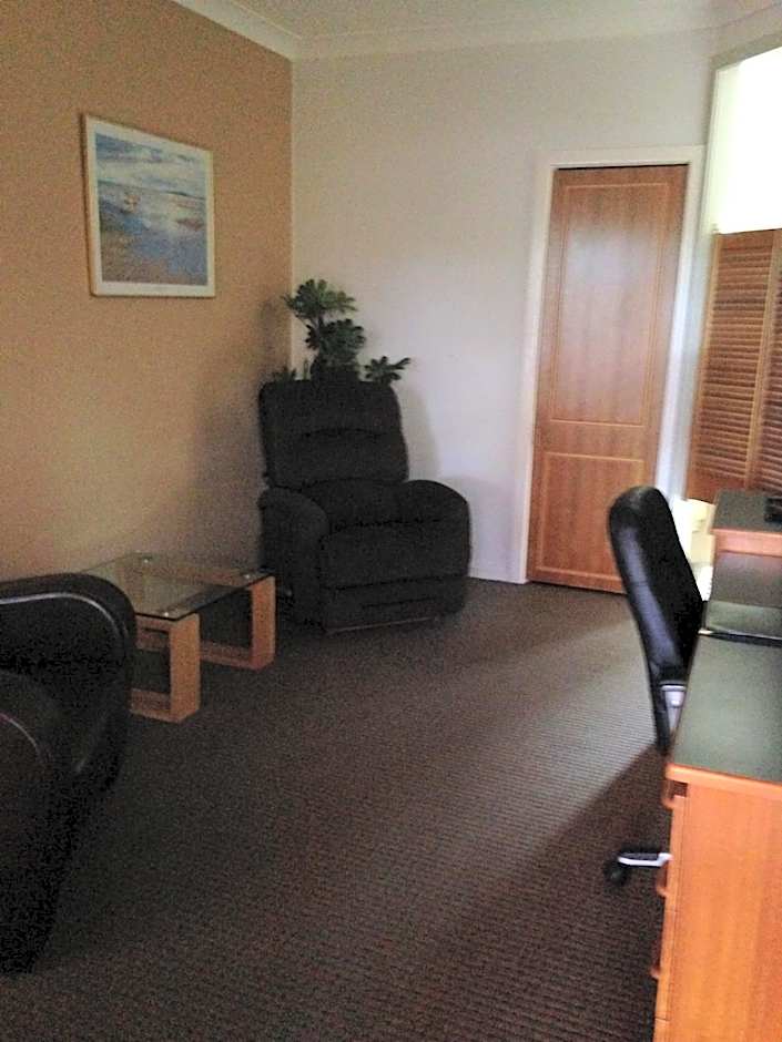 Francis Phillip Motor Inn and The Lodge