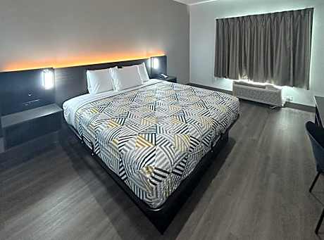 King Room with Roll-in Shower - Disability Access - Non-Smoking