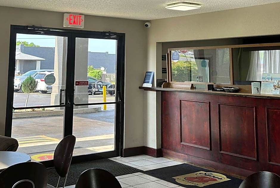 Super 8 by Wyndham Monroe