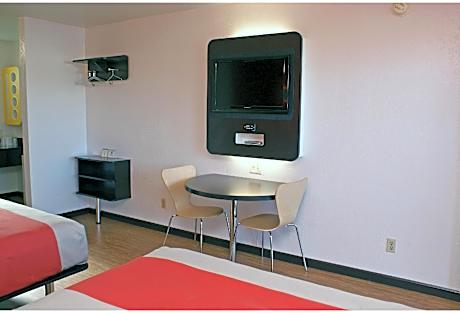 2 Queen Beds | Smoking