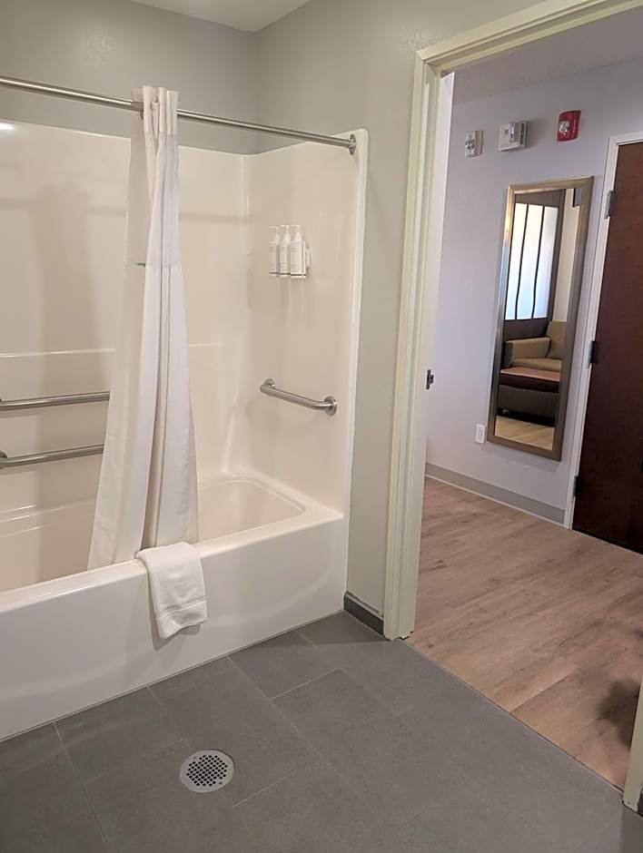 Microtel Inn & Suites - Triadelphia