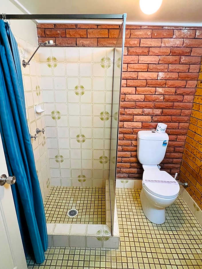 OVERLANDER MOTOR LODGE