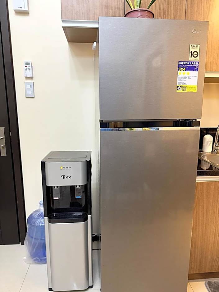 Bayfront Suite in Pasay, Manila Near NAIA Terminal, PICC, Star City, MOA and US Embassy - Pet-Friendly, Free Pool, Wi-Fi & Netflix