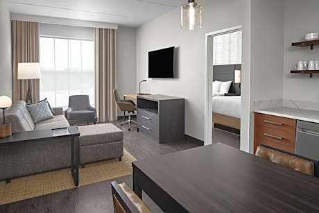 One-Bedroom Queen Suite with Adapted Tub - Mobility Accessible