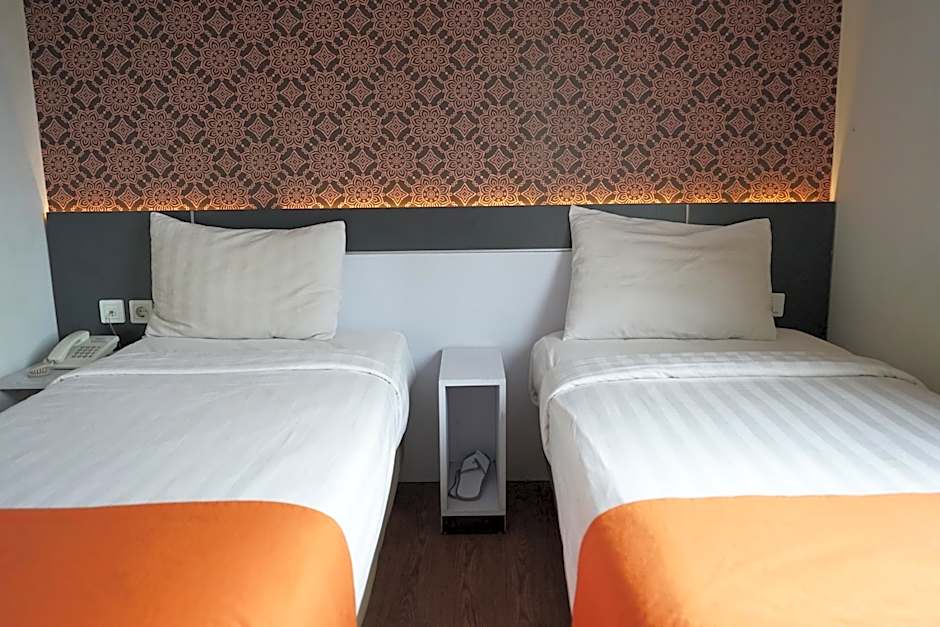 Front One Boutique Tugu Muda Semarang