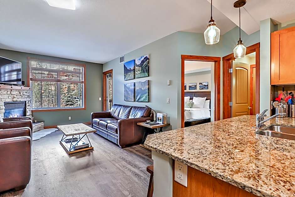 Inviting Rocky Mountain HOT TUB in Top Rated Condo managed by Little Sister Getaways