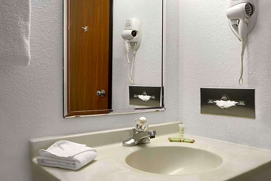 Super 8 by Wyndham Park City/North Wichita Area