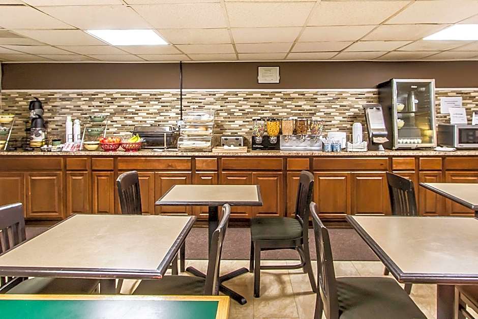 Econo Lodge Inn & Suites Bloomington