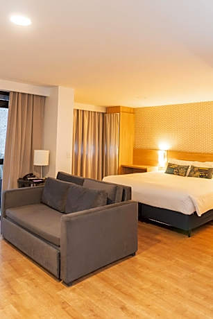 Luxo Casal - 1 Cama Queen e 1 Sofá Cama, com sacada
