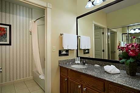 2 Queen Bed 1 Bedroom Fireplace Suite Nonsmok