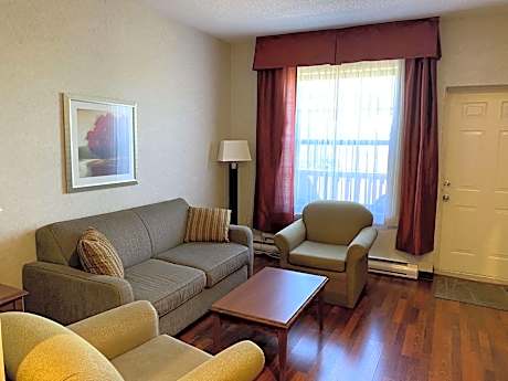 King Suite With Oversize Sofa Bed - Non-Smoking