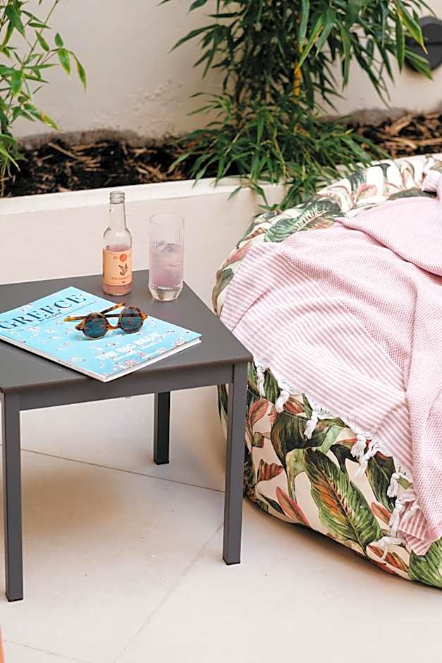 The City Hotel & Suites