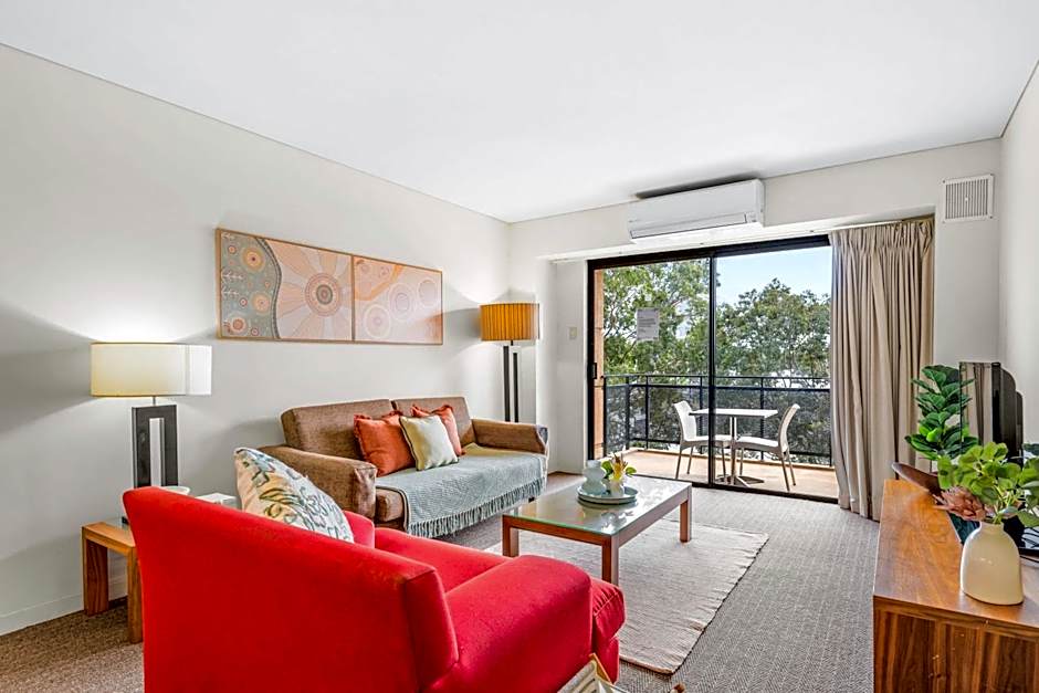 Apartment with City Views in East Perth