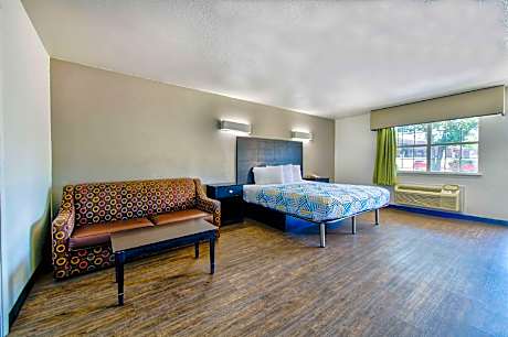 1 King Bed | Mobil Access Tub Nsmk Micfridg