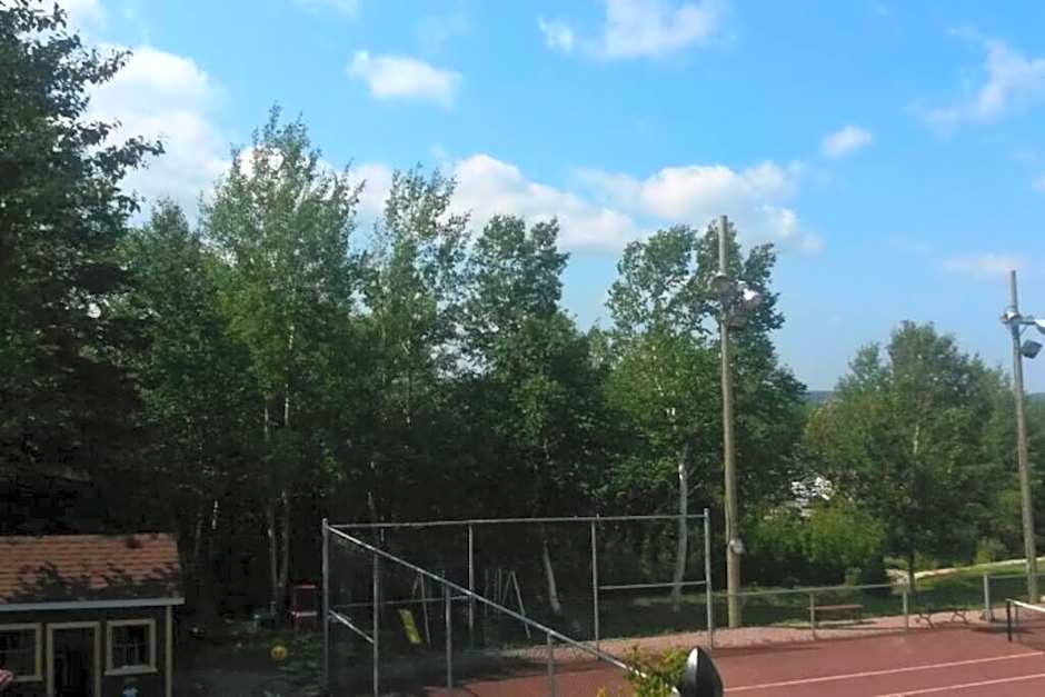 Logement avec stationnement tennis et piscine