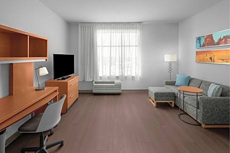 One-Bedroom King Suite with Sofa Bed and Adapted Tub - Mobility Accessible