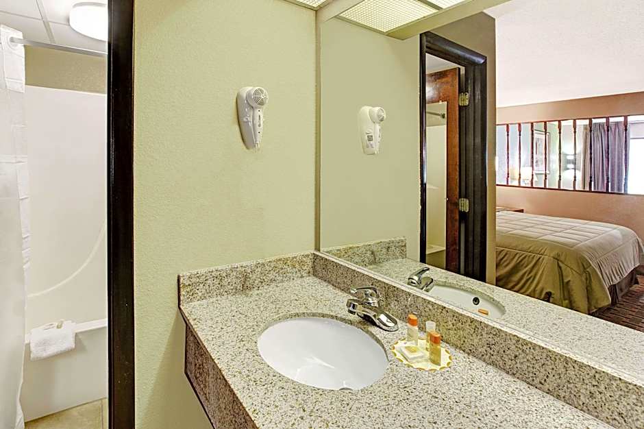 Photo 1 of 2 of 2 Queen Beds, Mobility Accessible