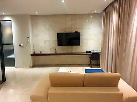 Suite room - Run of House