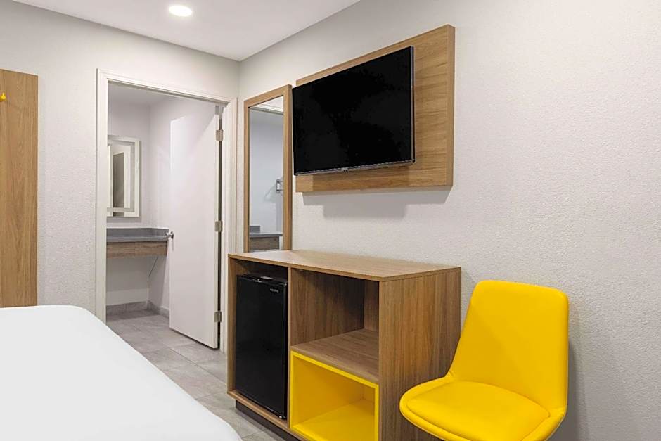 Days Inn by Wyndham Bakersfield