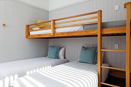 Premium Cabin - Sleeps 5