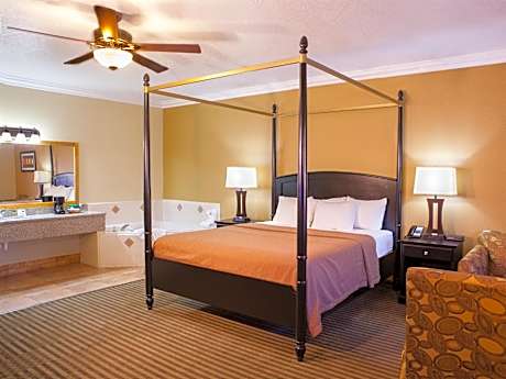 King Room with Spa Bath - Seasonal Fireplace