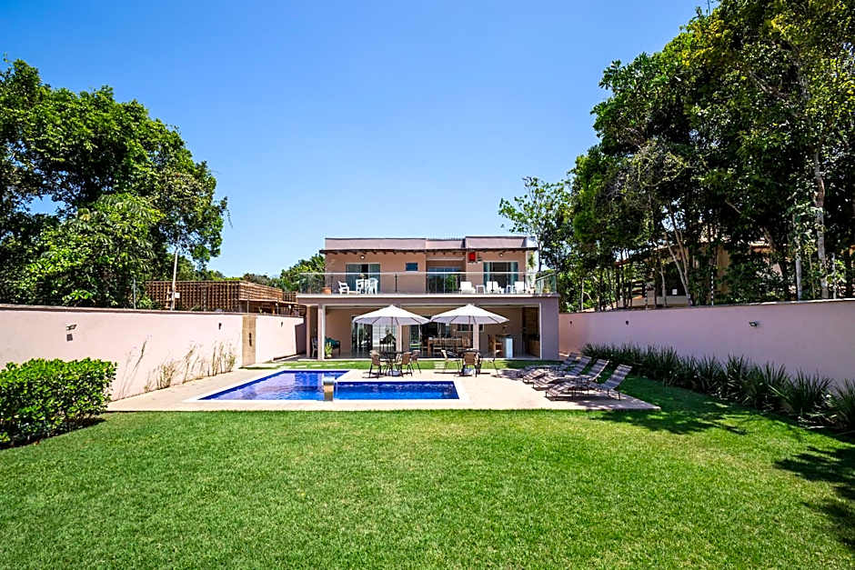 Muito espaço para criançada brincar! Casa com Piscina e Churrasqueira Privativa! Até 14Pax