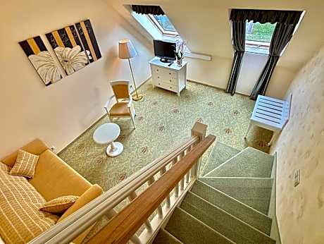 Apartment with Pool View