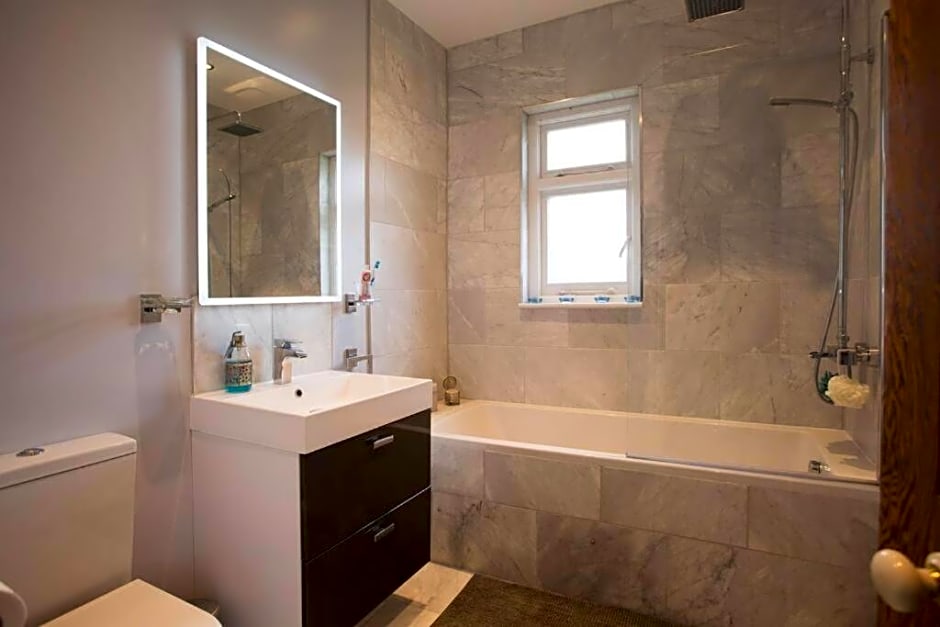 Rie's Retreat - The Emerald room