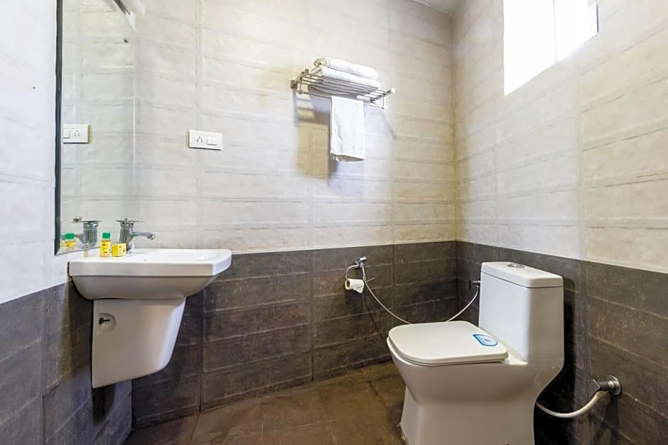 FabHotel Sholas Residency I - Nr. Rose Garden