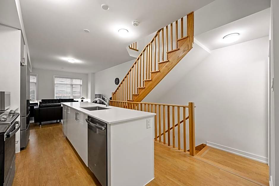 CEDAR Double Room with attached private Bathroom and Balcony in Toronto, ON, Canada