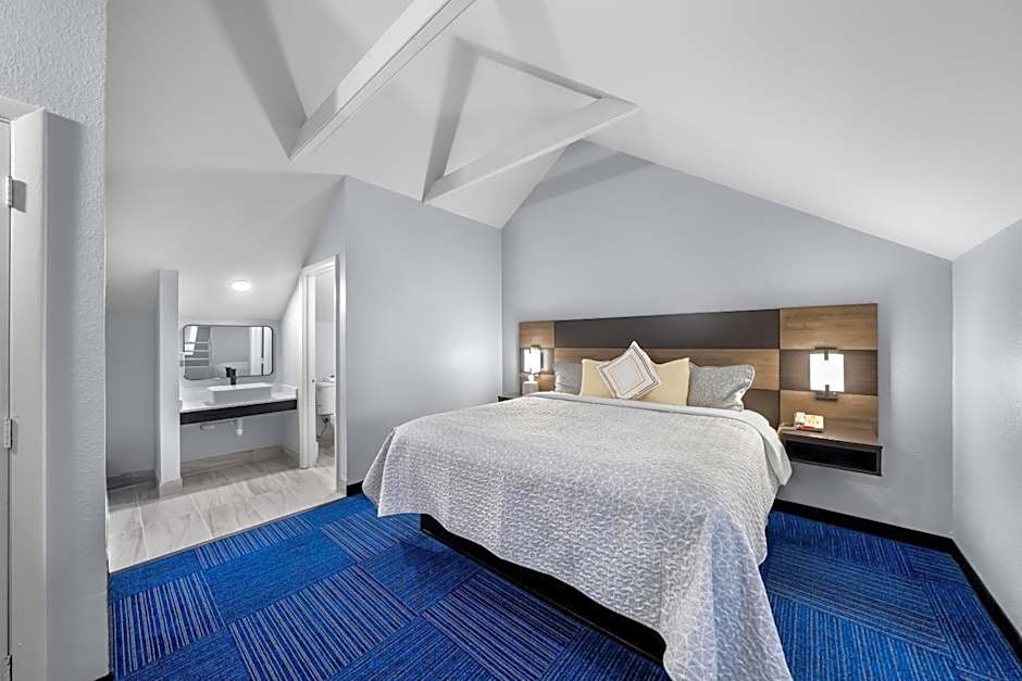 Admiralty Inn & Suites - a Red Collection Hotel