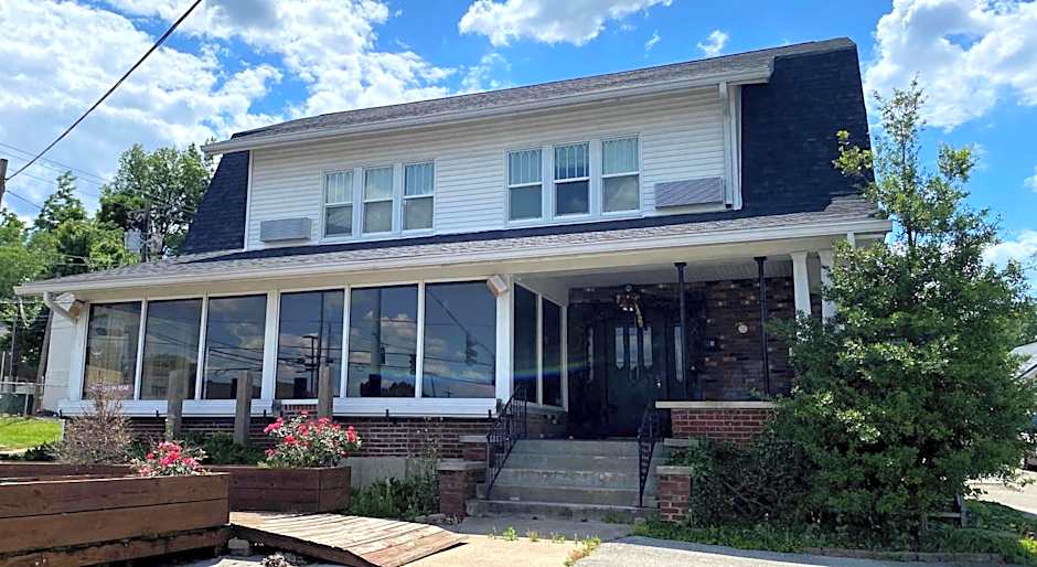 Twin Lakes Creamery, Grill & Inn